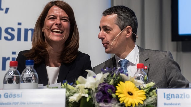 Cassis und Petra Gössi sitzen auf einem Podest Cassis und Petra Gössi sitzen auf einem Podest