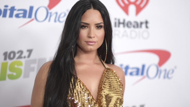 Demi Lovato vor einer weissen Fotowand. Demi Lovato vor einer weissen Fotowand.