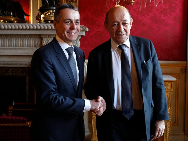 Ignazio Cassis und sein Amtskollege Jean-Yves le Drian beim Handshake in Paris. Ignazio Cassis und sein Amtskollege Jean-Yves le Drian beim Handshake in Paris.