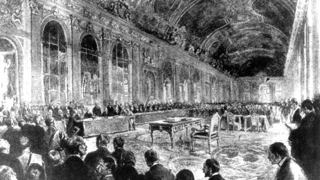 Prunkvoller Saal mit vielen Menschen, in der Mitte ein Tisch Prunkvoller Saal mit vielen Menschen, in der Mitte ein Tisch