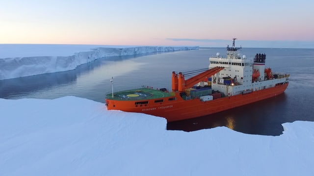 Ein grosses Schiff vor einer Schneelandschaft. Ein grosses Schiff vor einer Schneelandschaft.