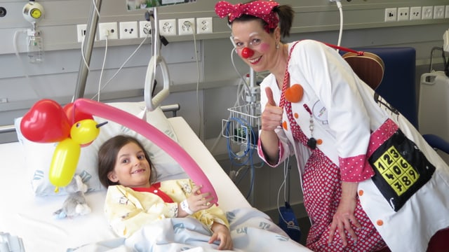 Die Clownin und Leonie mit Zeigefigur. Die Clownin und Leonie mit Zeigefigur.