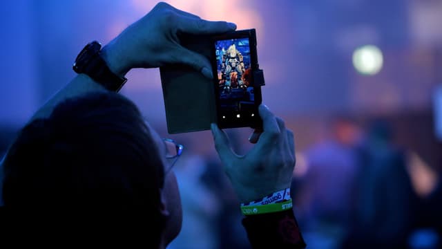 Ein Junge fotografiert den «Titanfall»-Mech.