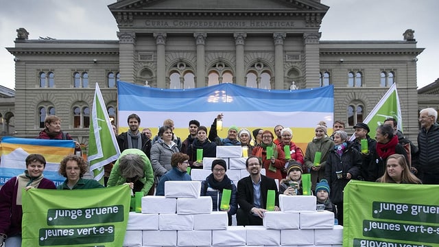 Initianten mit den Boxen voller Unterschriften auf dem Bundesplatz in Bern. Initianten mit den Boxen voller Unterschriften auf dem Bundesplatz in Bern.