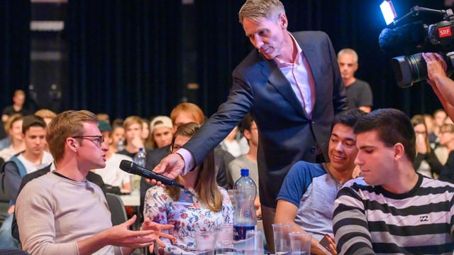 Holt Stimmen der jungen Gäste ein: Moderator Franz Fischlin beim ersten «Hallo SRF! Medienforum» im September 2019. Holt Stimmen der jungen Gäste ein: Moderator Franz Fischlin beim ersten «Hallo SRF! Medienforum» im September 2019.
