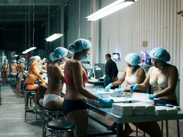 Damit beim Abfüllen von Kokain nichts geklaut wird, arbeitet man mit, äh, knapper Bekleidung. Damit beim Abfüllen von Kokain nichts geklaut wird, arbeitet man mit, äh, knapper Bekleidung.