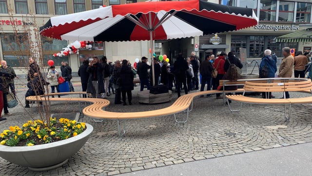 Sitzbänke statt Autos auf dem Marktplatz in St. Gallen. Sitzbänke statt Autos auf dem Marktplatz in St. Gallen.