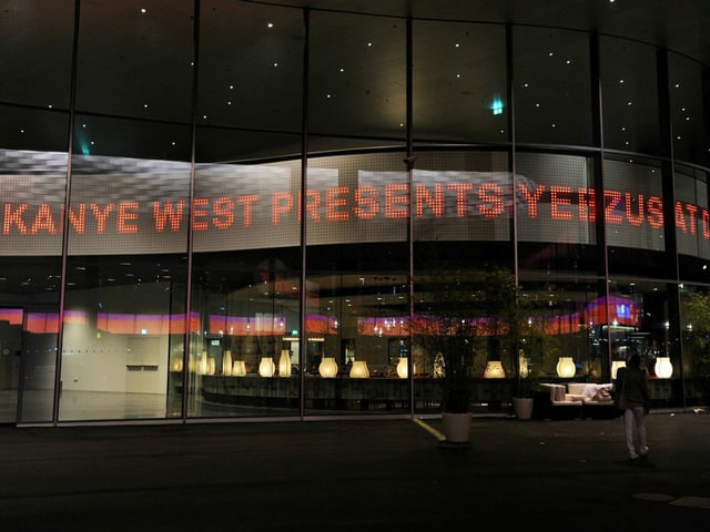 Fassade an der Art Basel mit Leuchtschrift: «Kanye West presents Yeezus.» Fassade an der Art Basel mit Leuchtschrift: «Kanye West presents Yeezus.»