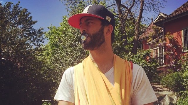 Rapper Bligg trägt Sohn Lio im Tragetuch. Rapper Bligg trägt Sohn Lio im Tragetuch.