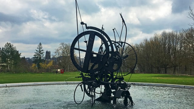 Brunnen von Jean Tinguely in einem Bassin mit Wasser. Brunnen von Jean Tinguely in einem Bassin mit Wasser.