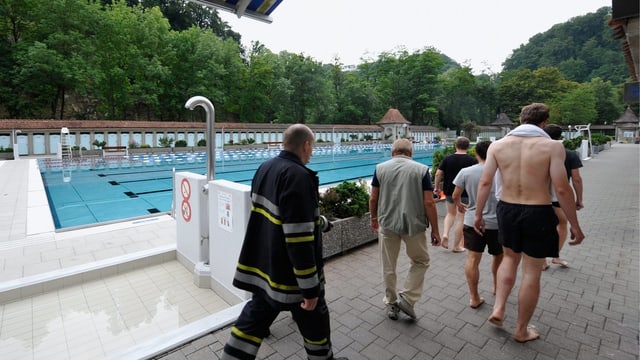 Feuerwehrmann begleitet Badegäste Feuerwehrmann begleitet Badegäste