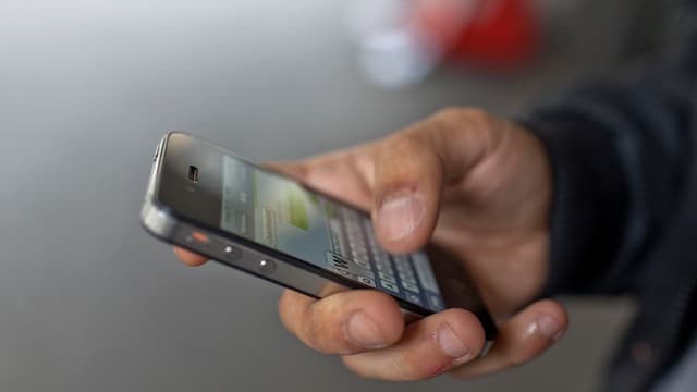 Mann mit einem Smartphone in der Hand. Mann mit einem Smartphone in der Hand.
