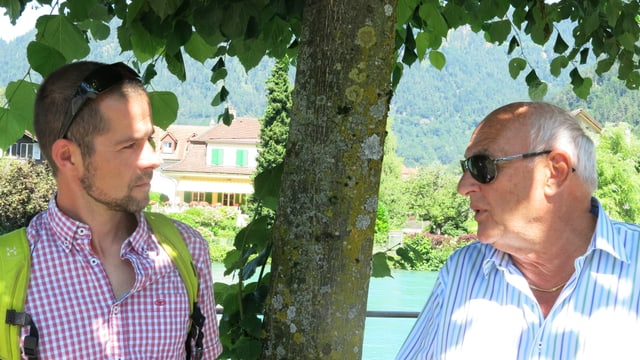 Zwei Männer sprechen miteinander. Zwei Männer sprechen miteinander.