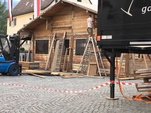 Handwerker bauen ein Chalet auf. Handwerker bauen ein Chalet auf.