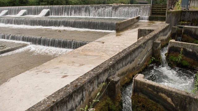 Bild einer Flussverbauung mit einer Fischtreppe. Bild einer Flussverbauung mit einer Fischtreppe.