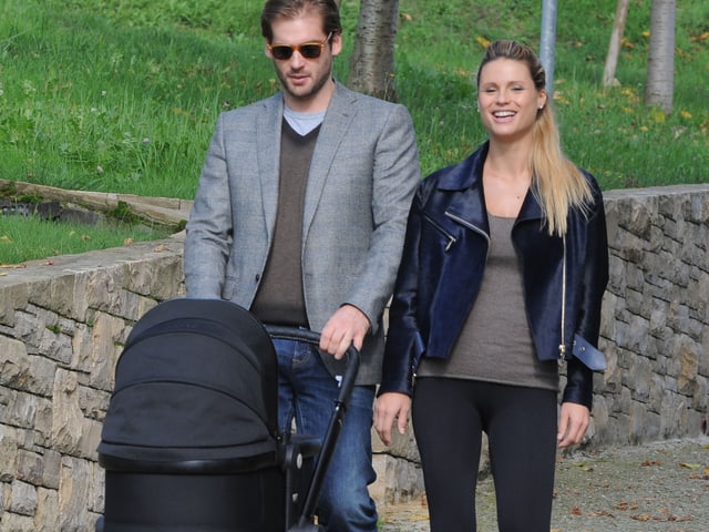 Tomaso Trussardi und Michelle Hunziker spazieren mit Kinderwagen. Tomaso Trussardi und Michelle Hunziker spazieren mit Kinderwagen.