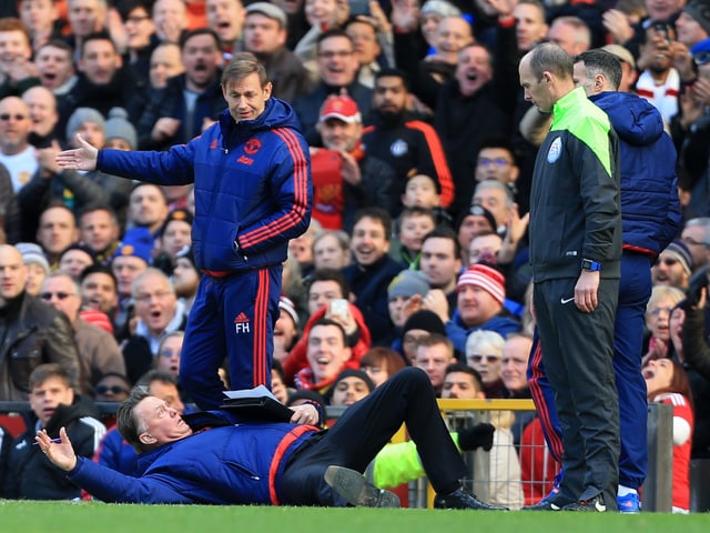 Van Gaal liegt am Boden.