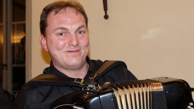 Ein Akkordeonist mit seinem Instrument. Ein Akkordeonist mit seinem Instrument.