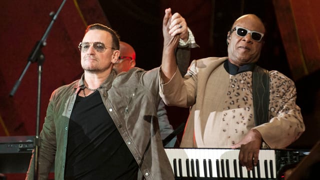 U2-Sänger Bono und Stevie Wonder U2-Sänger Bono und Stevie Wonder