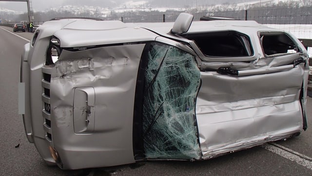 Auto auf der Seite liegend. Auto auf der Seite liegend.