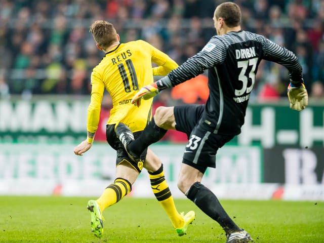 Jaroslav Drobny mit einem üblem Tritt auf den Oberschenkel von Marco Reus
