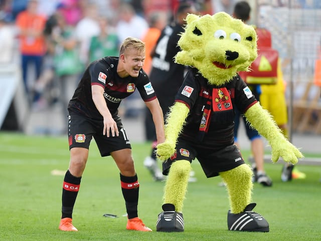 Joel Pohjanpalo mit dem Leverkusen-Maskottchen.