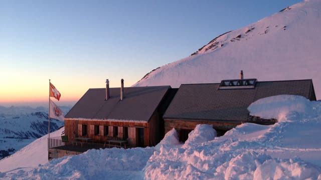 Wildstrubelhütte bei Sonnenaufgang mit einem bezaubernden Ausblick auf die umliegende Bergwelt. Wildstrubelhütte bei Sonnenaufgang mit einem bezaubernden Ausblick auf die umliegende Bergwelt.