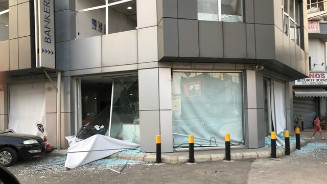 Zerborstene Fensterscheiben im Erdgeschoss eines Geschäftsgebäudes Zerborstene Fensterscheiben im Erdgeschoss eines Geschäftsgebäudes