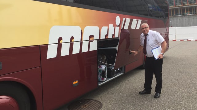 Carchauffeur Hans Schwab lädt Koffer ein Carchauffeur Hans Schwab lädt Koffer ein