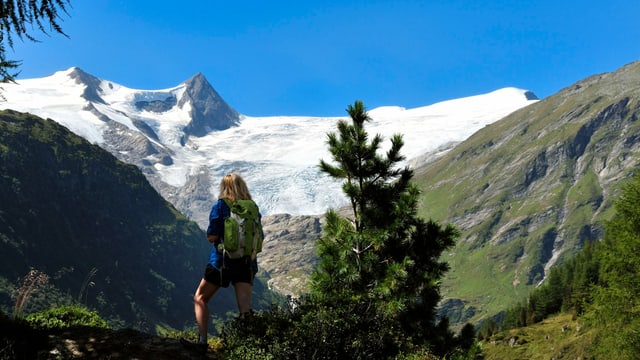 Frau vor Berglandschaft Frau vor Berglandschaft