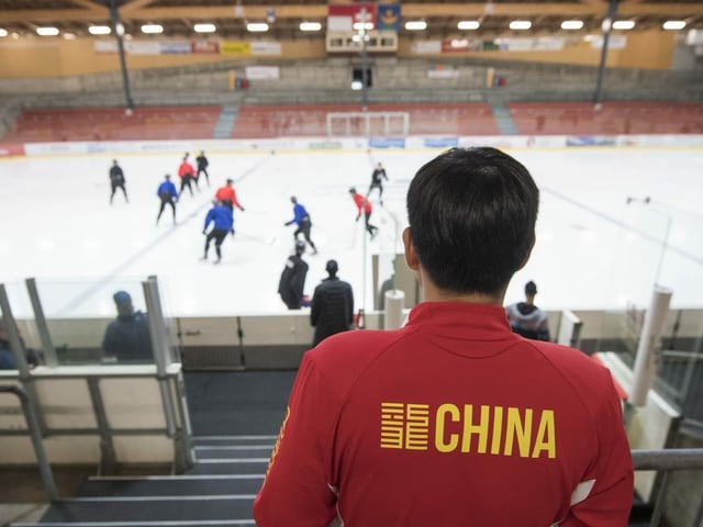 Chinas Eishockey-Nati muss um die Olympia-Teilnahme bangen. Chinas Eishockey-Nati muss um die Olympia-Teilnahme bangen.