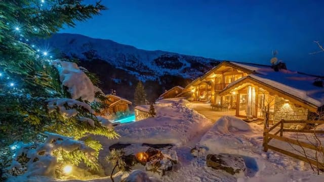 Beleuchtete Villa bei Nacht. Beleuchtete Villa bei Nacht.