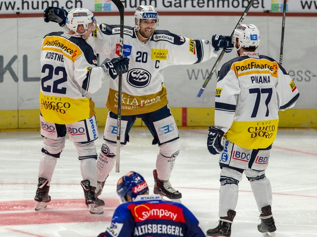 Torschütze Kostner (l.), Captain Bianchi und Stürmer Pinana freuen sich nach dem 0:1. Torschütze Kostner (l.), Captain Bianchi und Stürmer Pinana freuen sich nach dem 0:1.