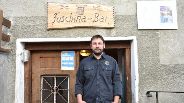 ll commember dalla giuventetgna Severin Peter avant lur lieu da sentupada, la Fuschina-Bar, ll commember dalla giuventetgna Severin Peter avant lur lieu da sentupada, la Fuschina-Bar,