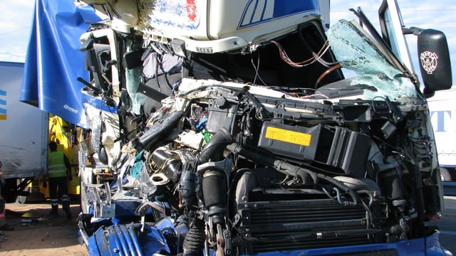 Durch die heftige Kollision entstand an beiden LKW grosser Sachschaden. Durch die heftige Kollision entstand an beiden LKW grosser Sachschaden.
