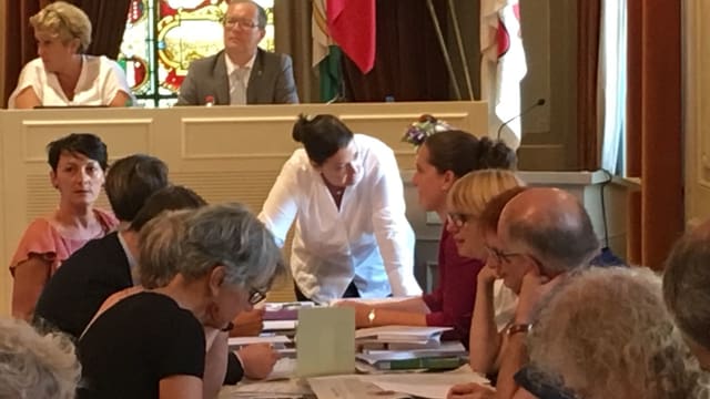 Carmen Haag im Gespräch mit Mitgliedern des Grossen Rates. Carmen Haag im Gespräch mit Mitgliedern des Grossen Rates.