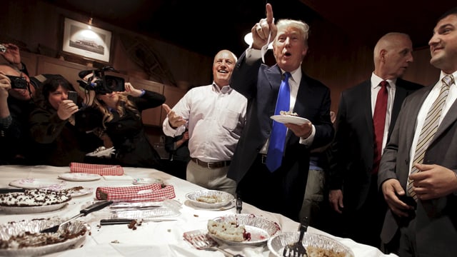 Trump mit Kuchen in der Hand. Trump mit Kuchen in der Hand.
