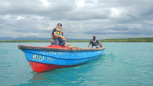 Reggae-Musiker Cedric Myton auf seinem Boot im Meer. Reggae-Musiker Cedric Myton auf seinem Boot im Meer.