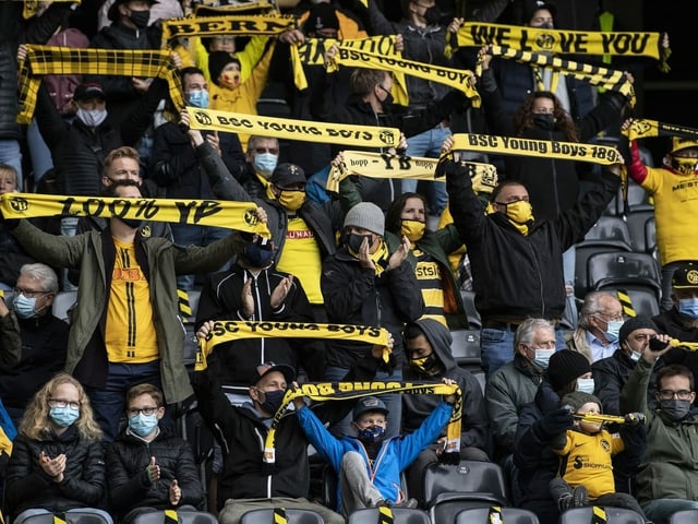 Stehende YB-Fans auf der Tribüne. Stehende YB-Fans auf der Tribüne.