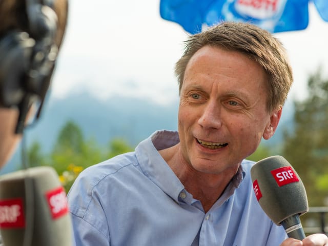 Der Germanist Manfred Koch kommt eigentlich aus Stuttgart und lebt seit 2007 mit seiner Familie in Sent. Er kann fliessend Romanisch sprechen und ist im Komitee des Sprachkurses «a Sent be rumantsch».