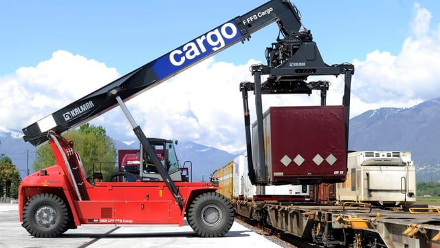 In Spreitenbach möchte SBB-Cargo einen neuen grossen Container-Umschlagsplatz bauen, die Gemeinden sind skeptisch. In Spreitenbach möchte SBB-Cargo einen neuen grossen Container-Umschlagsplatz bauen, die Gemeinden sind skeptisch.