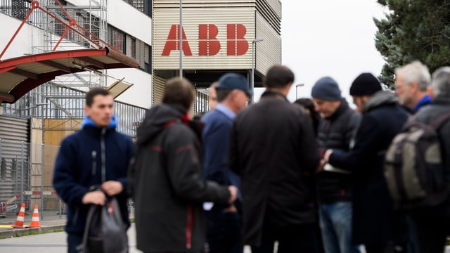Aufruhr vor dem Standort Sécheron nach der Ankündigung von ABB. Aufruhr vor dem Standort Sécheron nach der Ankündigung von ABB.