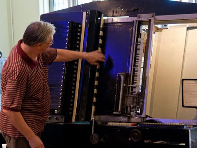 Stanislav Kriechi erklärt im Glinka Museum die Funktionsweise. Stanislav Kriechi erklärt im Glinka Museum die Funktionsweise.