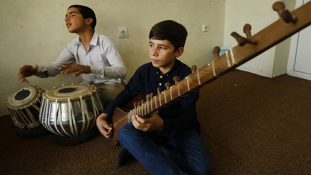 Zwei Buben in einer afghanischen Musikschule. Zwei Buben in einer afghanischen Musikschule.