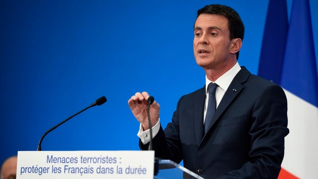Der französische Premier Manuel Valls am Rednerpult. Der französische Premier Manuel Valls am Rednerpult.