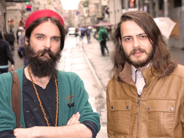 Bilal Aliriza und Nour Shammout stehen auf einer Istanbuler Strasse. Bilal Aliriza und Nour Shammout stehen auf einer Istanbuler Strasse.