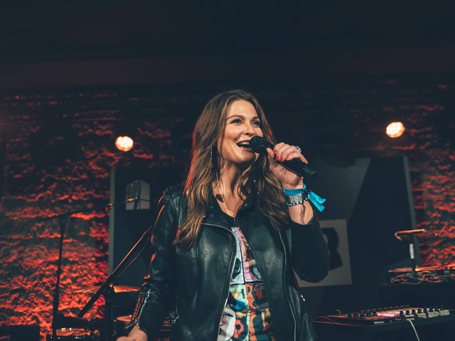 SRF 3-Moderatorin Judith Wernli führte durch den Abend im Zürcher Club Verssai.