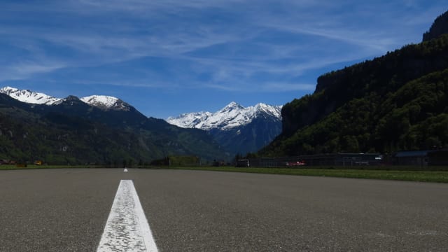 Blick von der Startbahn in die Berge Blick von der Startbahn in die Berge