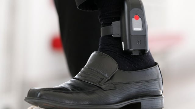 An einem Fuss befestigtes elektronisches Gerät An einem Fuss befestigtes elektronisches Gerät