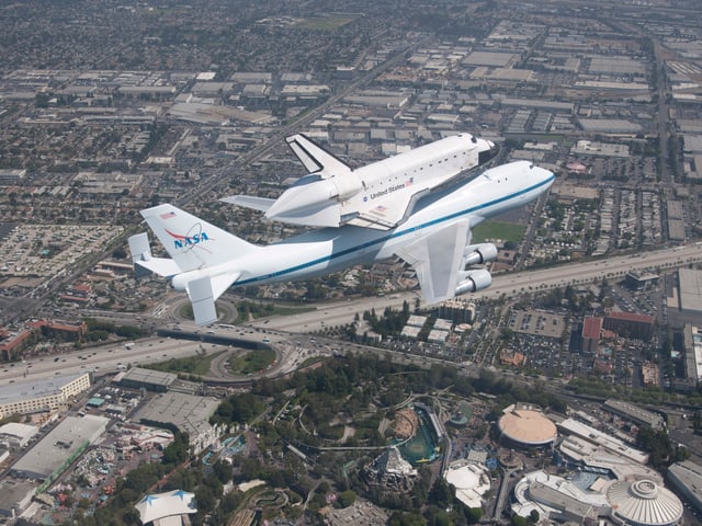 Boeing 747 mit Space Shuttle auf dem Rumpf
